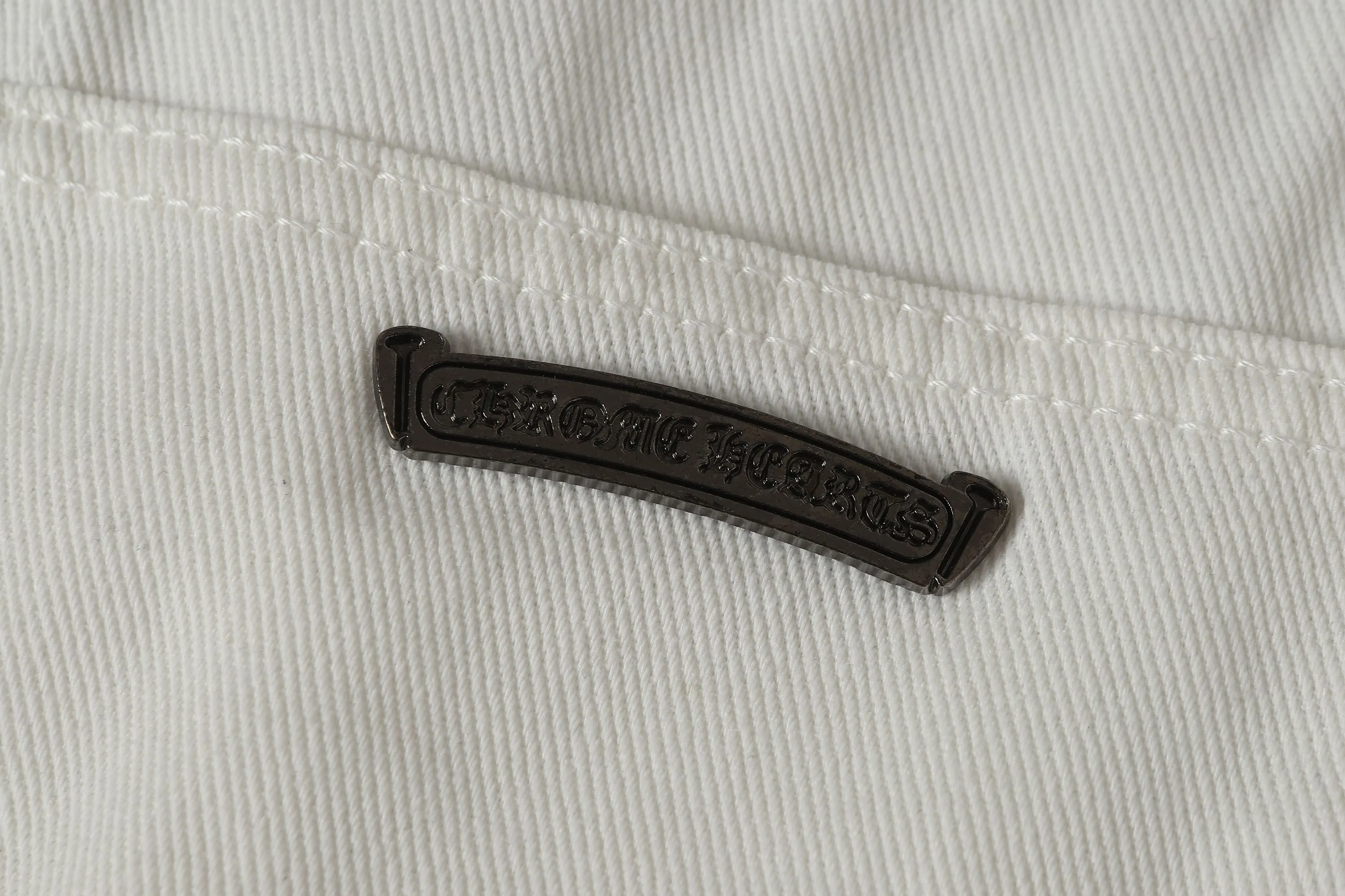P280 -Chrome Hearts/Chrome Hearts 25ss classic white cow series colored leather cross washed color cloth unisex denim trousers -Vibe style straight stacked god-level version -carbon fine bias denim color cloth -old vintage complete set of hardware - Chrome Hearts white cow series The high version uses high-ounce custom fabrics, fermentation washing and soft color fixation, soft and thick to wear, the details are all hand-polished and manufactured with craftsmanship, all-over jacquard fabrics, unique design style After multiple processes to create a full retro feel, a niche and unique non-contrast shirt, custom-made distressed spray-painted buttons, every detail is crafted with craftsmanship. Color: Picture color Code number: 28-36